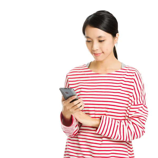 Азиатка смотрит на мобильный телефон — стоковое фото