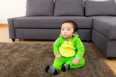Asyalı bebek dinozor kostüm partisi ile