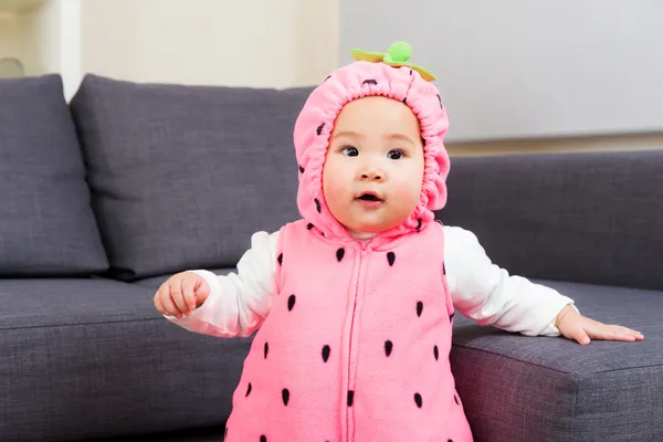 Baby med jordgubbe kostym — Stockfoto
