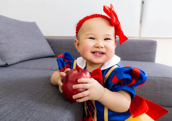 Cute dziewczynka z jabłkiem — Zdjęcie stockowe