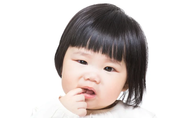 Baby meisje zuigen vinger in de mond — Stockfoto