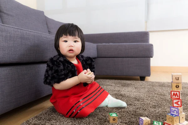 Bebé niña jugando bloques de madera — Foto de Stock