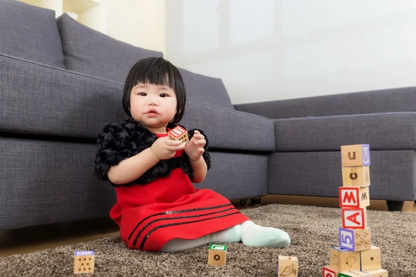 Азиатская девочка построила игрушечный блок — стоковое фото