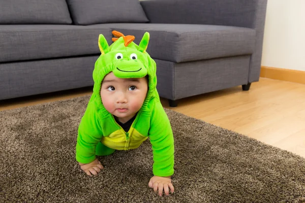 Dinozor giyinmiş bir genç bebek — Stok fotoğraf