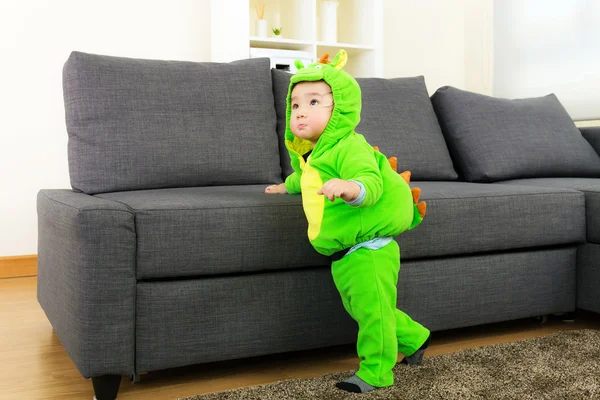 Babyjongen met dinosaurus halloween partij kostuum — Stockfoto