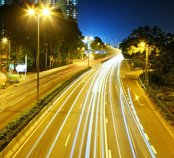 Estrada com trilha de trânsito à noite — Fotografia de Stock