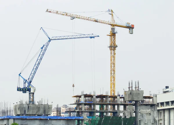 Obra con grúa — Foto de Stock