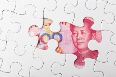 Çin Yuanı banknot arka plan üzerinde eksik yapboz
