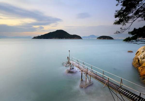 海景和木头建成的码头 — 图库照片