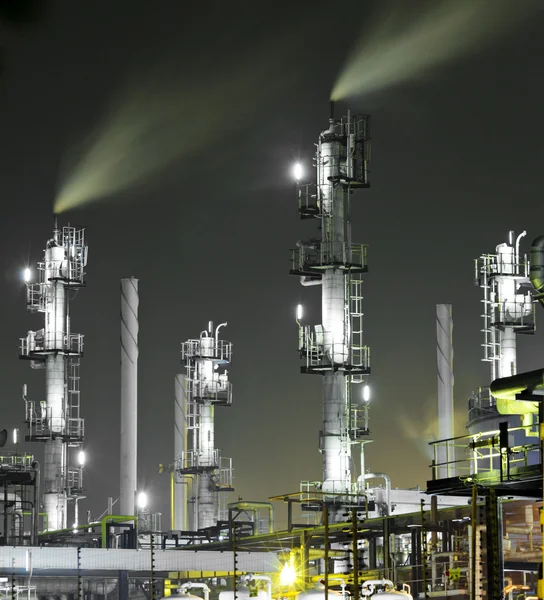 Edifício industrial à noite — Fotografia de Stock