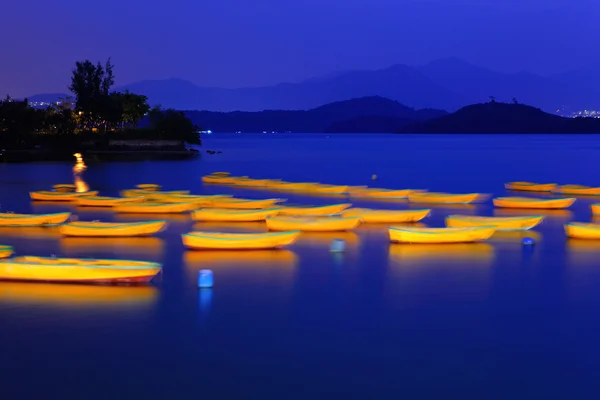 Paisaje marino y barco pequeño por la noche — Foto de Stock