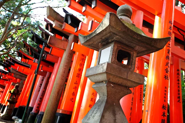 Linterna de piedra con torii —  Fotos de Stock