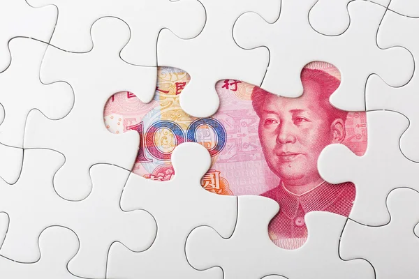 Quebra-cabeça incompleto sobre fundo de nota de yuan chinês — Fotografia de Stock