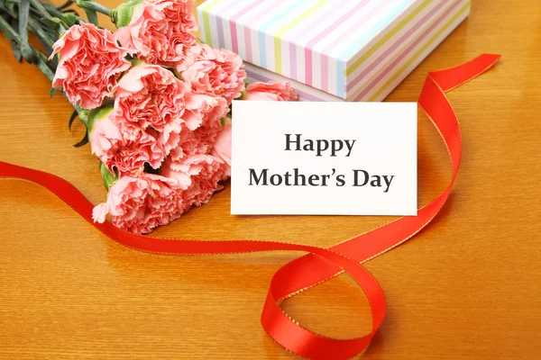 Cadeau en rose voor moeder — Stockfoto