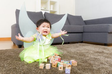 Giyinme Cadılar Bayramı partisi ile ağlayan kız Asya bebek
