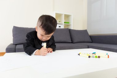 küçük çocuk evde çizim konsantre