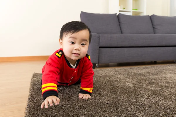 Chłopca wkradły się na dywan — Zdjęcie stockowe