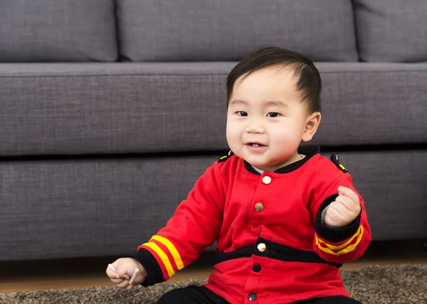 Toddler sitting on carpet at home — Stock Photo, Image