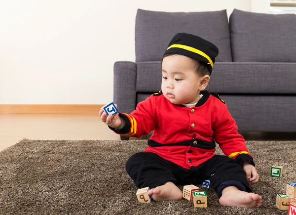 Liten pojke spela med leksak block — Stockfoto