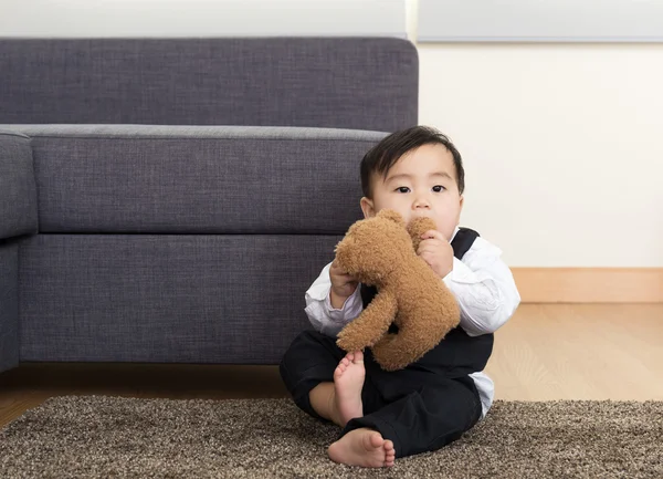 Asien baby boy spela docka hemma — Stockfoto