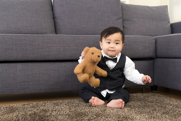 Pequeño niño jugar muñeca — Foto de Stock