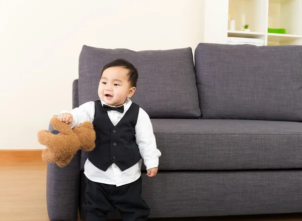 Bebé niño sosteniendo juguete muñeca — Foto de Stock
