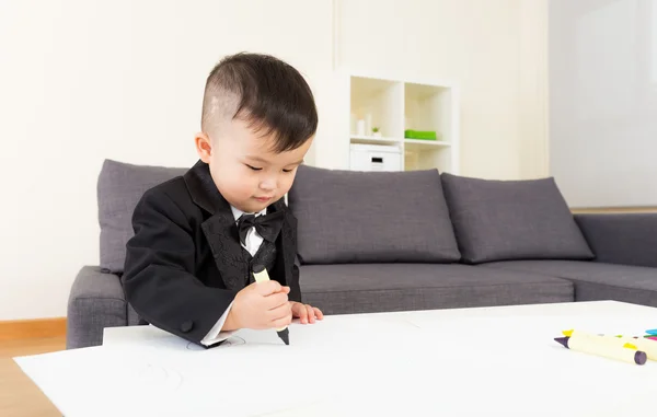 Niño pequeño dibujando en casa —  Fotos de Stock