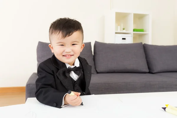 Kleine jongen genieten van tekening — Stockfoto