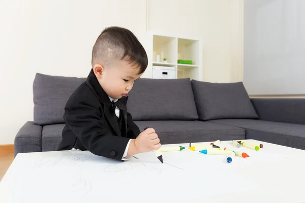 Liten pojke koncentrat på ritning — Stockfoto