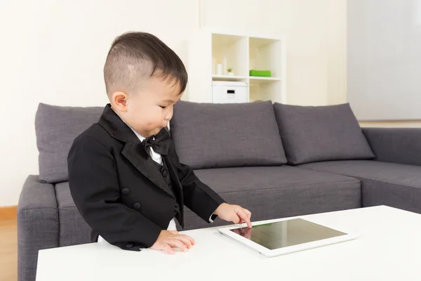 Malý chlapec doma pomocí tabletu — Stock fotografie