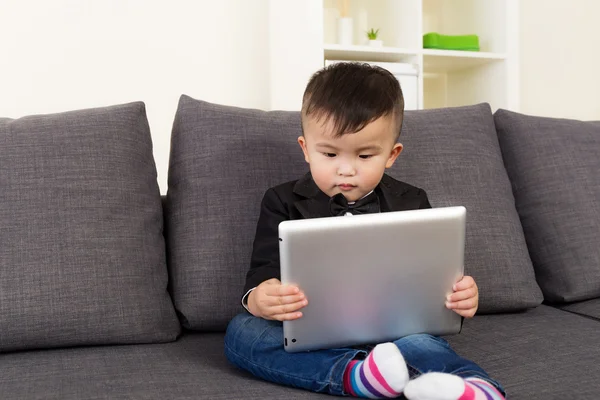 Asiatische kleine Junge mit Tablette — Stockfoto