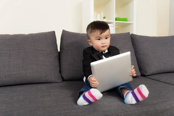 Asiatiska baby boy anläggning tablet — Stockfoto