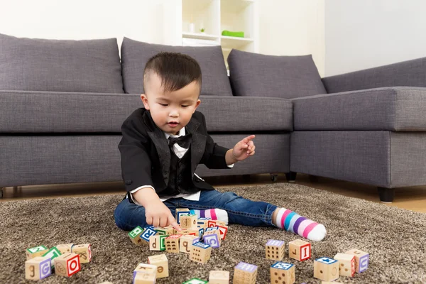 Liten pojke spela leksak block — Stockfoto