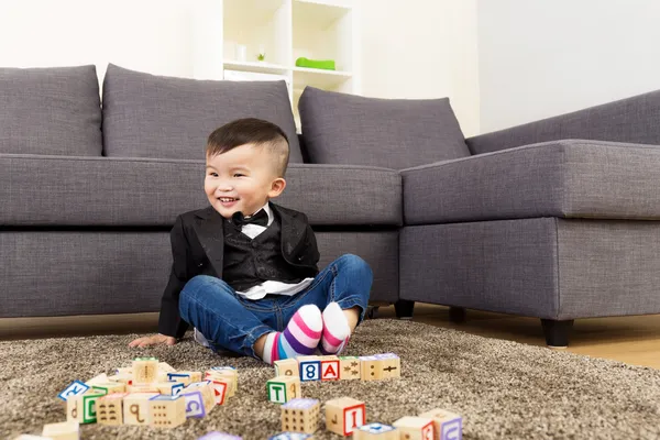 Asien baby boy spela leksak block — Stockfoto