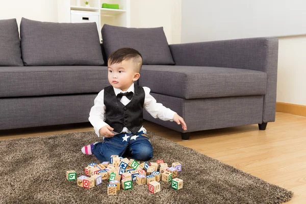 Ásia bebê menino jogar brinquedo bloco em casa — Fotografia de Stock