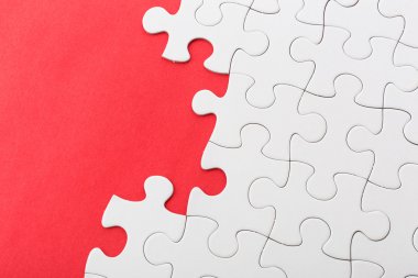 kırmızı bir arka plan üzerinde eksik yapboz