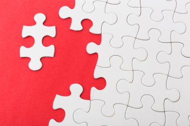riprenderÃ puzzle bianco su sfondo rosso