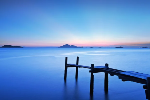 Muelle de madera con puesta de sol —  Fotos de Stock