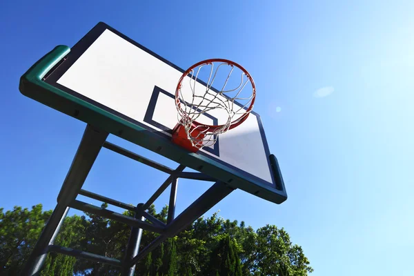 Basketball hoop with clear blue sky — Stock Photo, Image