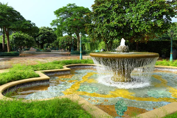 Wasserfontäne im Garten — Stockfoto