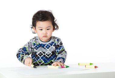 Asyalı bebek çocuk konsantre çizim