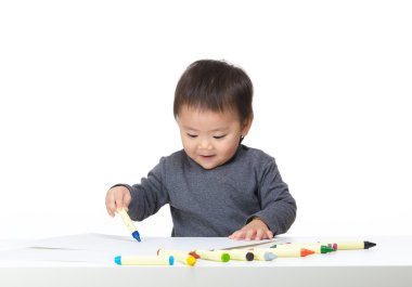 Asyalı bebek çocuk konsantre çizim