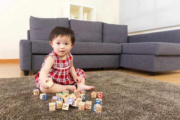 Liten flicka spelar med leksak block — Stockfoto