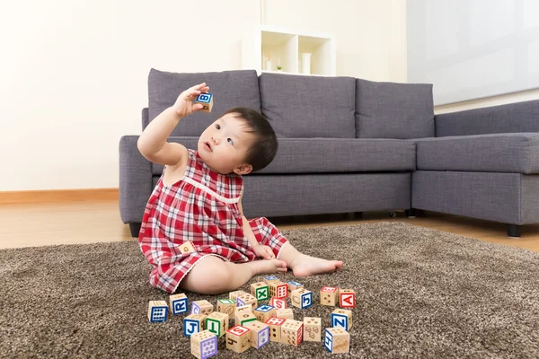 Asiatische Baby Mädchen spielen Spielzeug Block — Stockfoto