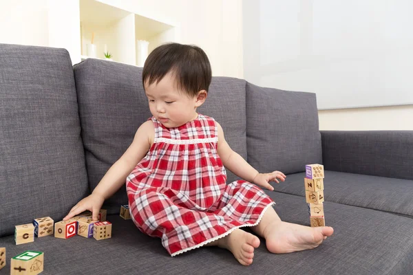 Azië babymeisje spelen speelgoed blok — Stockfoto
