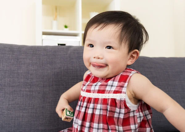 Niña riendo y mostrando lengua — Foto de Stock