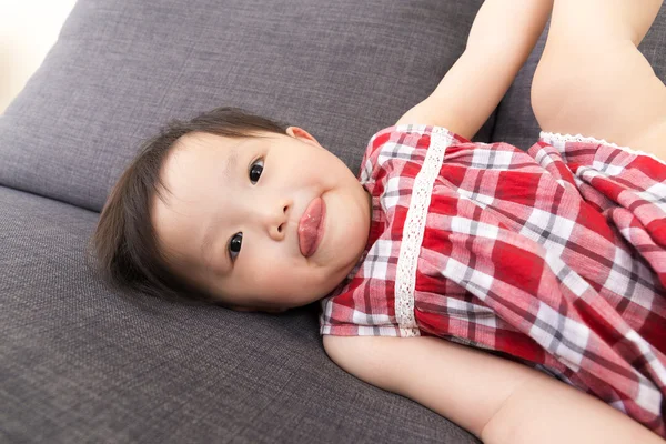 Asiatische baby Mädchen machen lustiges Gesicht — Stockfoto