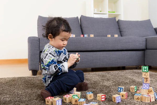 Menino jogar brinquedo bloco — Fotografia de Stock