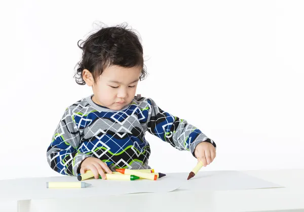 Kleine jongen zich te concentreren op de tekening — Stockfoto