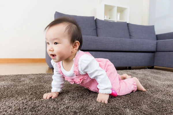 Meisje van de baby kruipen thuis — Stockfoto